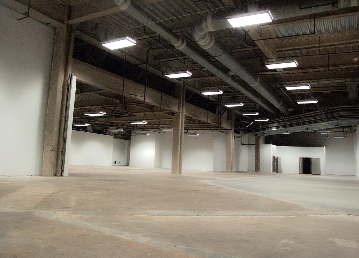 Empty_interior,_Grand_Avenue_LA_2.jpg